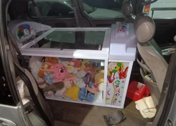 Roban máquina atrapa peluches en CDMX y los persiguen