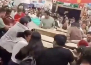Pelea a golpes por pantallas en promoción durante el Buen Fin en Puebla