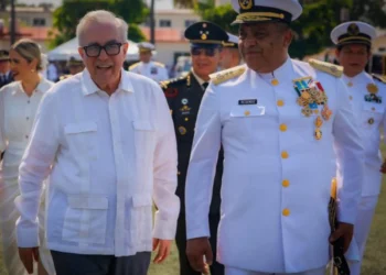 Rubén Rocha asiste a cambio de mando en Octava Región Naval