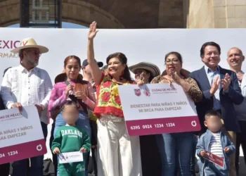 Brugada entrega 10 mil tarjetas de ‘Mi Beca para Empezar’