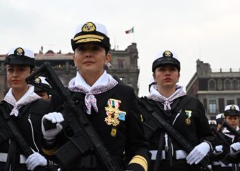 Destaca contingente de mujeres navales en desfile de la Revolución Mexicana