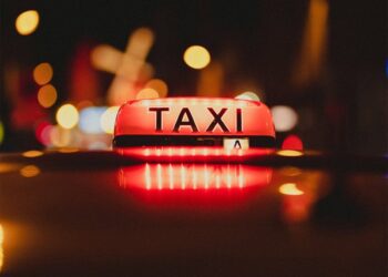 Taxista se infarta al chocar contra camioneta