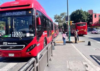 Becaria del IPN usa inteligencia artificial para Metrobús