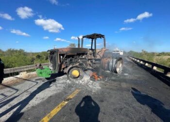 Roban tractores y los queman en Tamaulipas