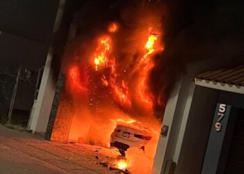 Balean e incendia cuatro casas en Culiacán