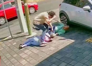 Joven golpea a pareja de abuelitos en Colima