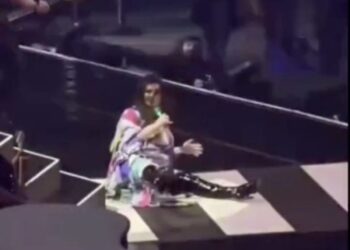 Laura Pausini se cae de escaleras en concierto