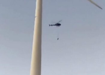 Rescatan a trabajadores atrapados en torre eólica