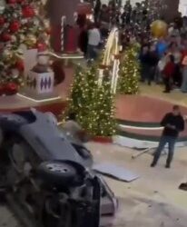Auto cae de cuarto piso dentro de centro comercial