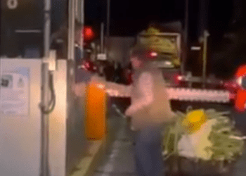 ¿Acto ilegal? Caseta cobra peaje a comerciantes