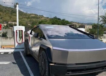 Diputada captada en Cybertruck asegura que no es suya