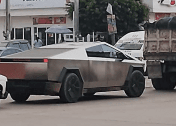 Diputada en polémica por pasear en una Cybertruck Tesla en Guerrero