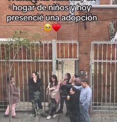 Joven graba adopción de niño en casa hogar