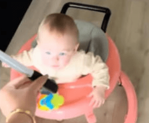 Mujer da cuchillo falso a bebé para ver reacciones