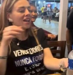 ¡Susto mudo! Mimo asusta a mujer en un restaurante