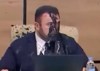 Arrojan pintura negra en la cara a jefe Comisión Electoral