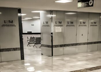 Liberan a familia china retenida en el AICM