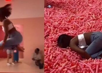 Mujer se avienta a alberca de poliestireno y se estrella