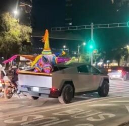 Graban a cybertruck llevando enorme piñata