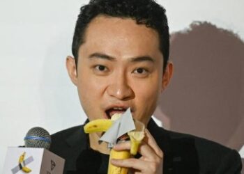 Empresario se come plátano por el que pagó 6.2 MDD