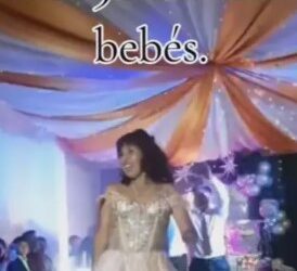 Mujer celebra sus 50 años como quinceañera