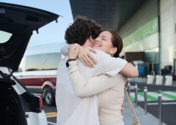 Aeropuerto de Nueva Zelanda prohíbe abrazos