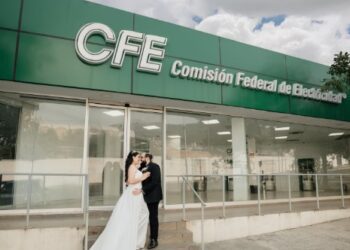 Novios eligen sucursal de CFE para fotos de su boda