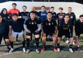 Mujer arma equipo de futbol con todos sus exnovios