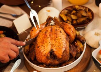 Abuela apuñala a hija y nieto tras embriagarse en Día de Acción de Gracias