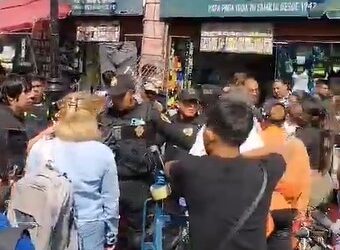 Comerciantes pelean con policías por cierres en Palacio Nacional