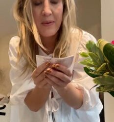 Modelo recibe regalo que era para la ex de su novio