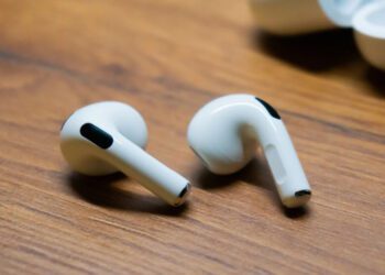 Tunden a exestudiante por vender un solo AirPod en 2 mil pesos