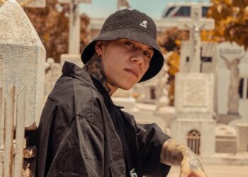 Santa Fe Klan improvisa karaoke en centro comercial