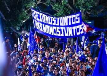 Fanáticos del Cruz Azul les llevan serenata