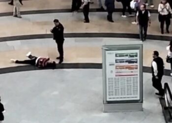 Cae hombre de segundo piso de Fórum Buenavista