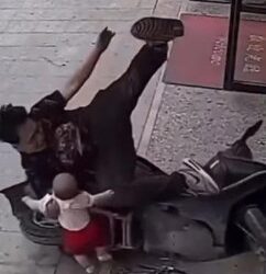 Hombre cae de motocicleta junto a su bebé