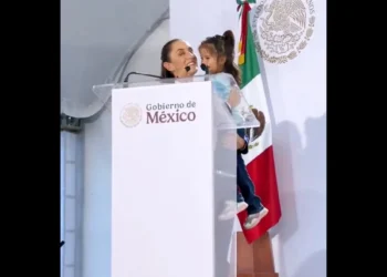Niña interrumpe a Claudia Sheinbaum para saludarla