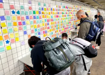 Neoyorquinos pegan notas en el metro como “terapia” poselectoral