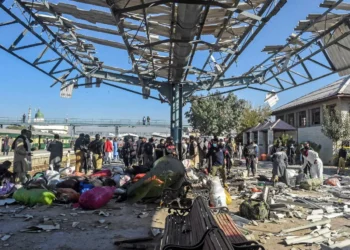 Atentado en estación de tren deja 26 muertos en Pakistán
