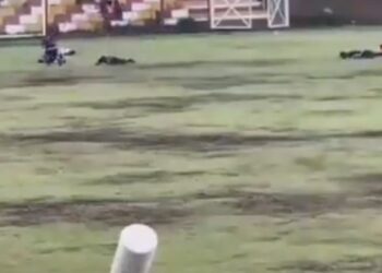 Futbolista muere tras caerle rayo en partido