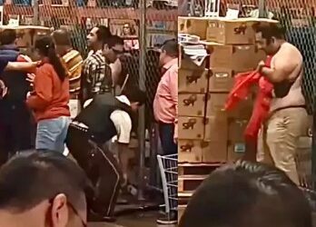 Pelea entre cliente y custodios de valores en Costco