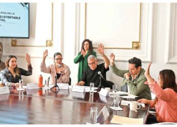 Legisladores buscan regresar taxis de app al AICM