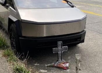 Tesla cybertruck abandonado se convierte en atracción turística