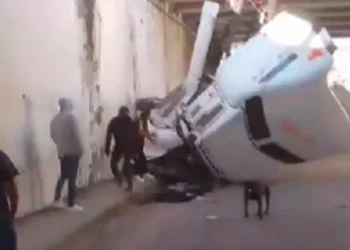 Tráiler cae de puente en la México-Querétaro