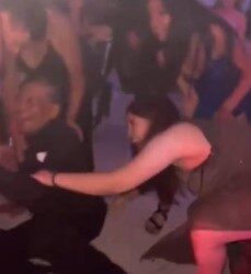 Invitada taclea al abuelo de quinceañera