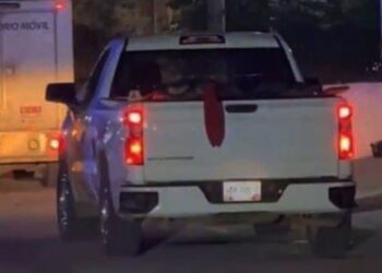 Abandonan camioneta con 11 cuerpos en Parador del Marqués