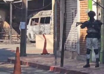 Queman vehículos y atacan presidencia en Zinapécuaro