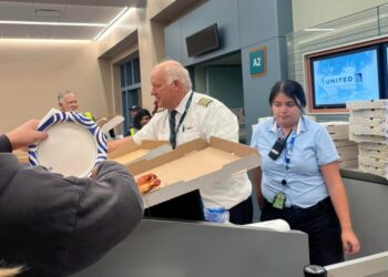 Piloto compra 30 pizzas tras aterrizaje de emergencia