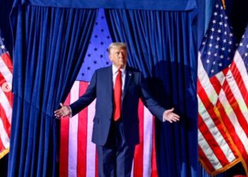 Trump busca excluir medios críticos y favorecer prensa aliada