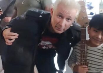 Integrante de Green Day regala instrumento a niño en el AICM